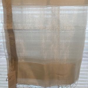 Silk wrap. It’s about 8ft long 2 1/2 ft wide.